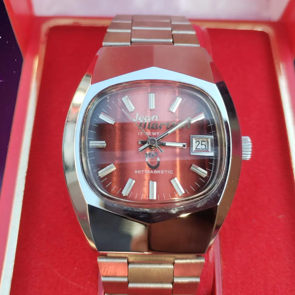 Reloj Jean Marttan acero esfera color rojo sandia Nuevo sin uso ochentero con su caja original. 2
