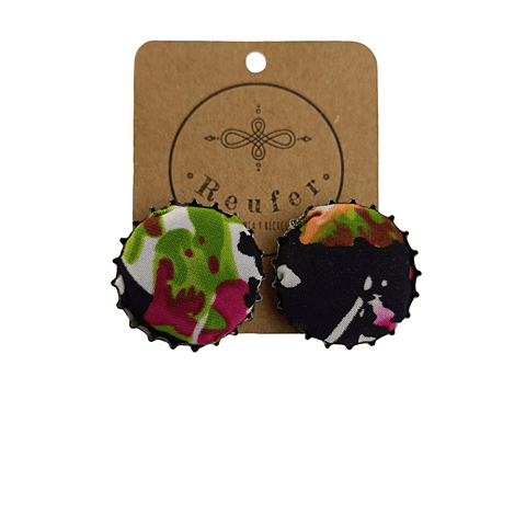 Aros diseño único hecho a mano. Tapitas metálicas con telas - 037