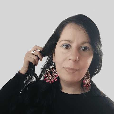 Aros de telas y maderitas bordadas  - Diseño único hecho a mano 