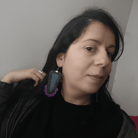 Aros de jeans bordados con mostacillas - Diseño único hecho a mano.