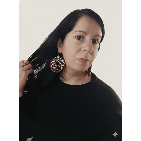 Aros de telas y mostacillón bordado  - Diseño único hecho a mano 