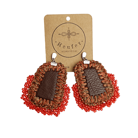 Aros ecocuero cafe bordado con mostacillas - Diseño único hecho a mano - 099