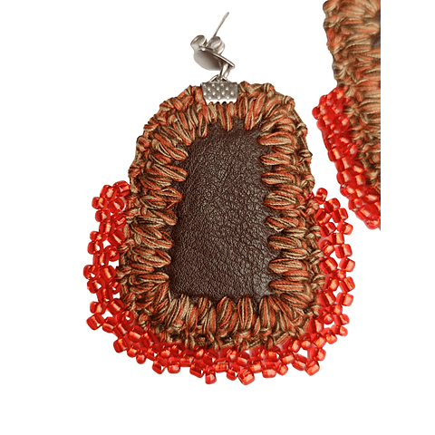 Aros ecocuero cafe bordado con mostacillas - Diseño único hecho a mano - 099