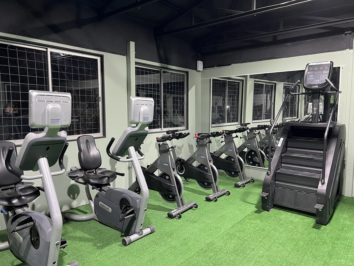 <h1 style=" font-size: 52px; font-weight: 900; letter-spacing: -1.5px; line-height: 1.05; text-transform: uppercase; text-shadow: 0px 6px 30px rgba(0,0,0,0.7); margin-bottom: 20px; "> Un espacio diseñado<br> <span style="color:#00B8FF;">para progresar</span> </h1>