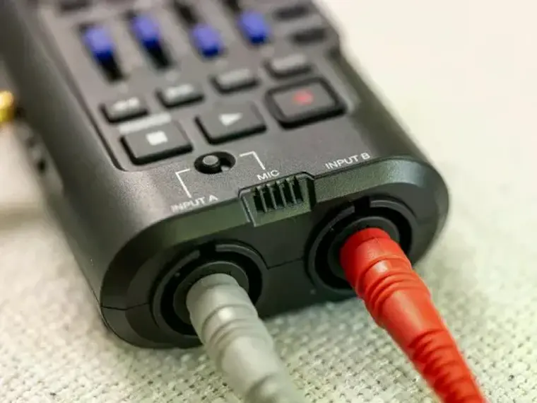 Zoom R4 Grabadora Multitrak 32bit Flotantes 2