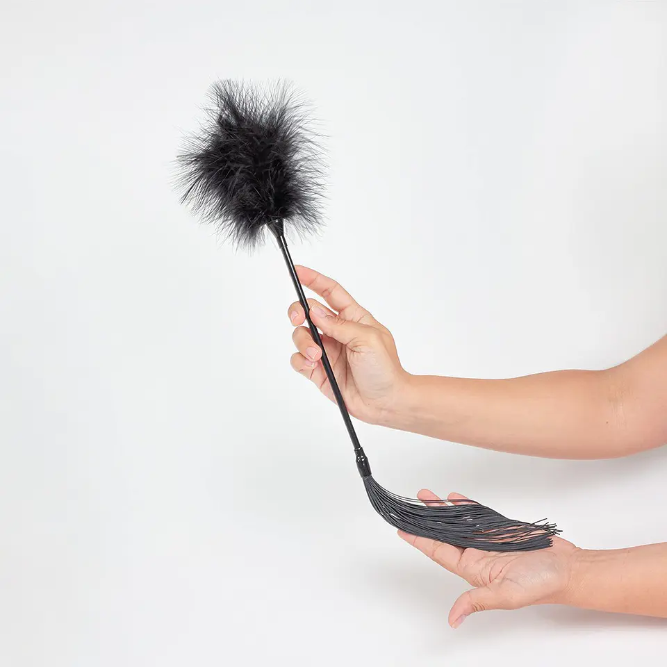 Espanador de Plumas e Chicote Preto Secret Play 1