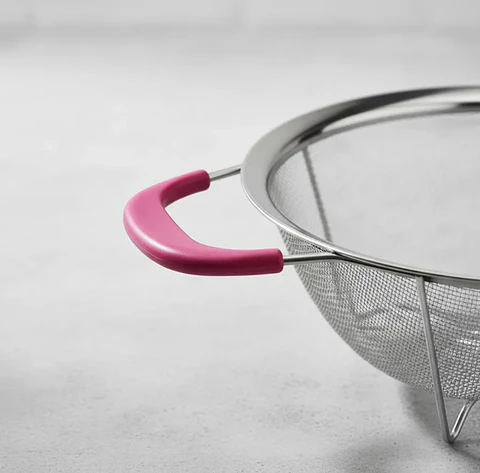 Colador de Acero Inoxidable con Base y Asas Rosadas 23cm
