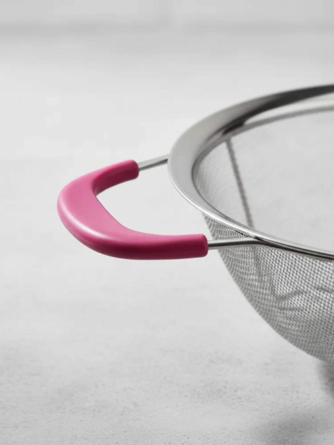 Colador de Acero Inoxidable con Base y Asas Rosadas 23cm 2