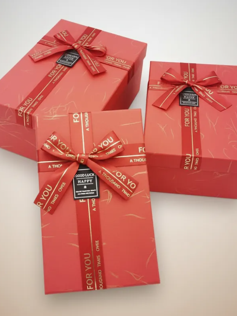 Set Caja de regalo roja rectangular con cinta decorativa 4