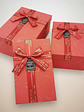 Set Caja de regalo roja rectangular con cinta decorativa - Miniatura 4