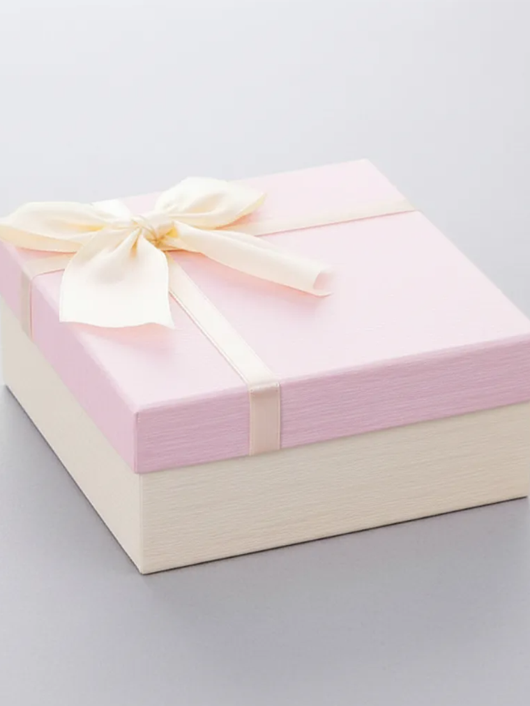 Set Caja de regalo cuadrada rosada con lazo 2