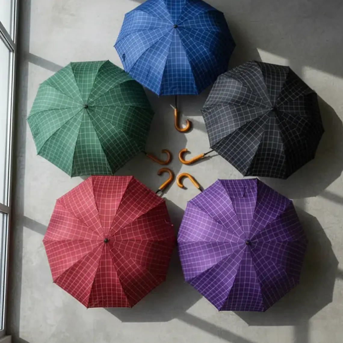 Paraguas Largo Clásico  Cuadrillé Con Mango Curvo 96cm 1