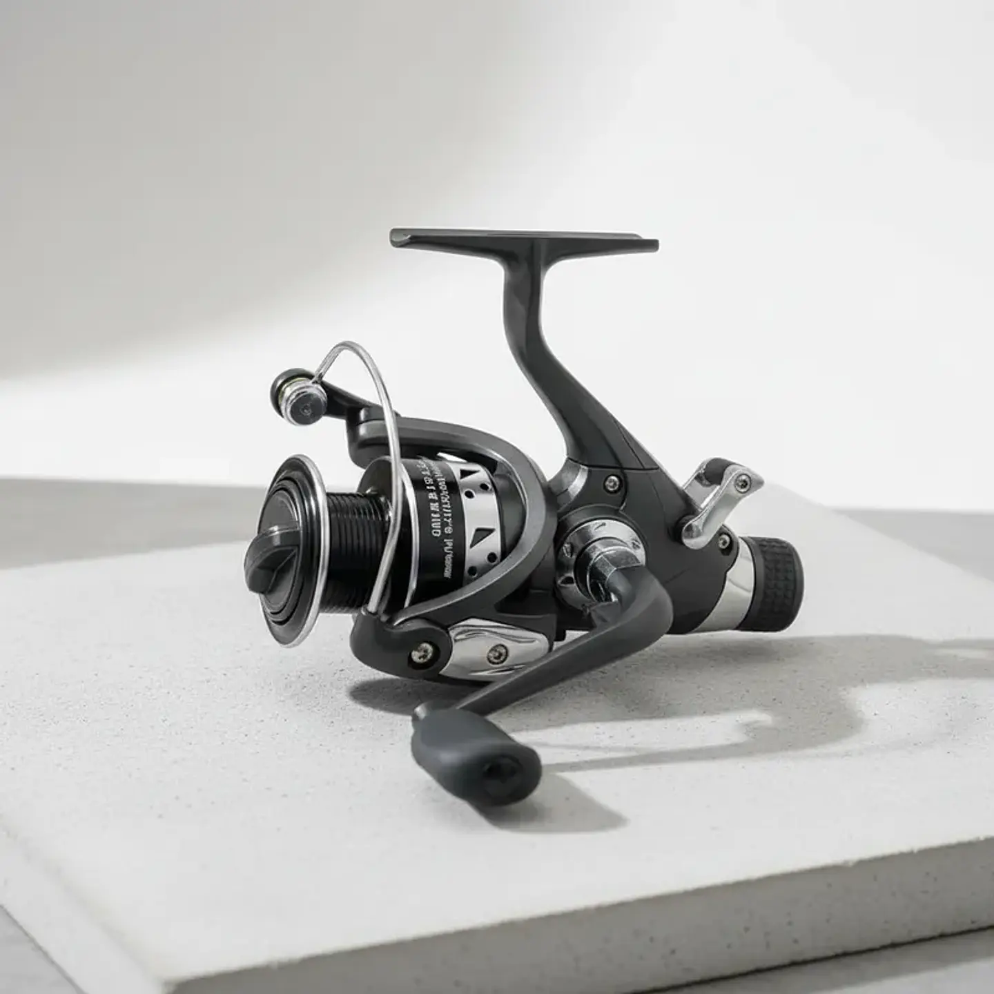 Carrete De Pesca Spinning Negro Con Manivela Plegable 1