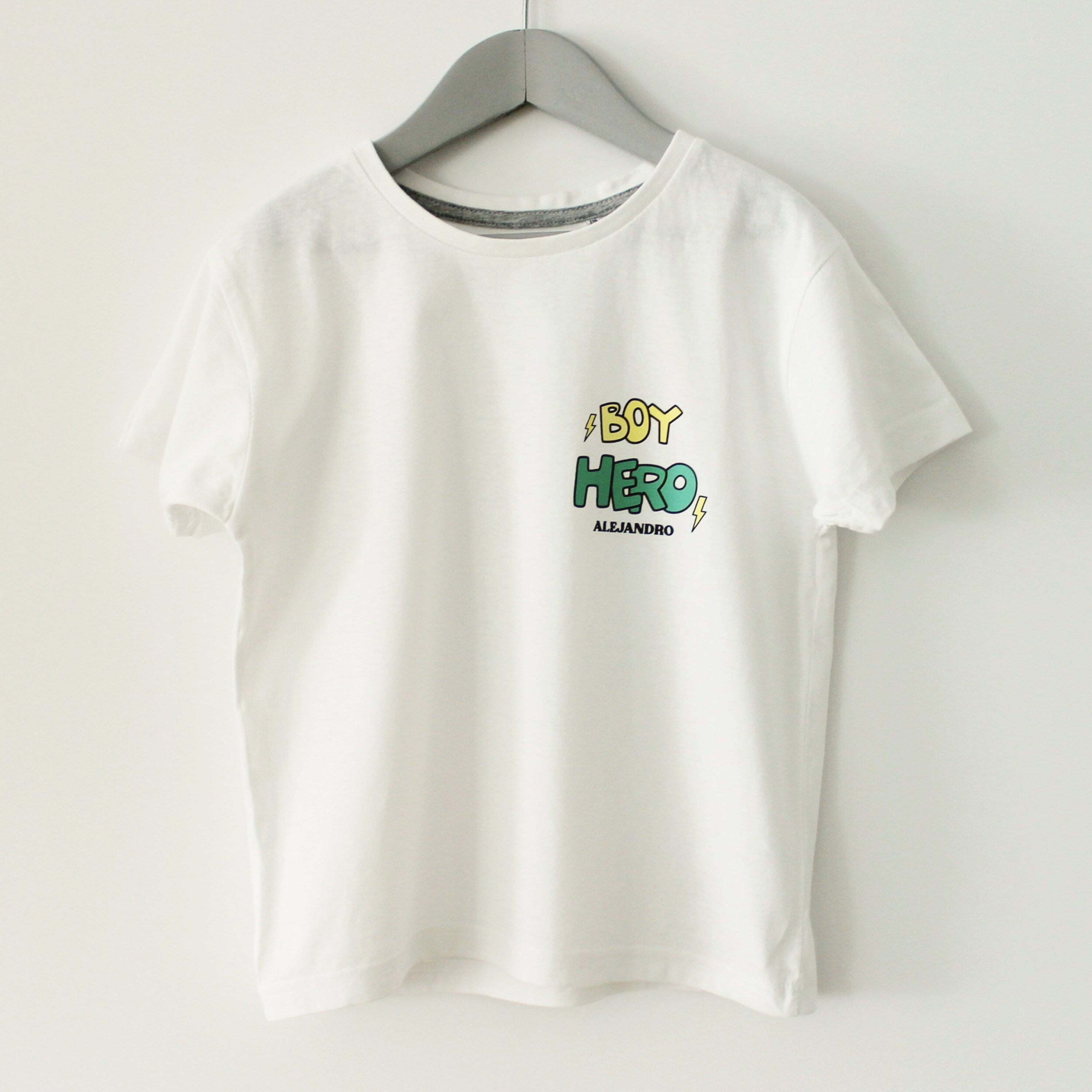 Camiseta infantil 'Hero' - Ropa personalizable para niños 2