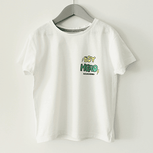 Camiseta infantil 'Hero' - Ropa personalizable para niños