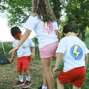 Camiseta infantil 'Hero' - Ropa personalizable para niños