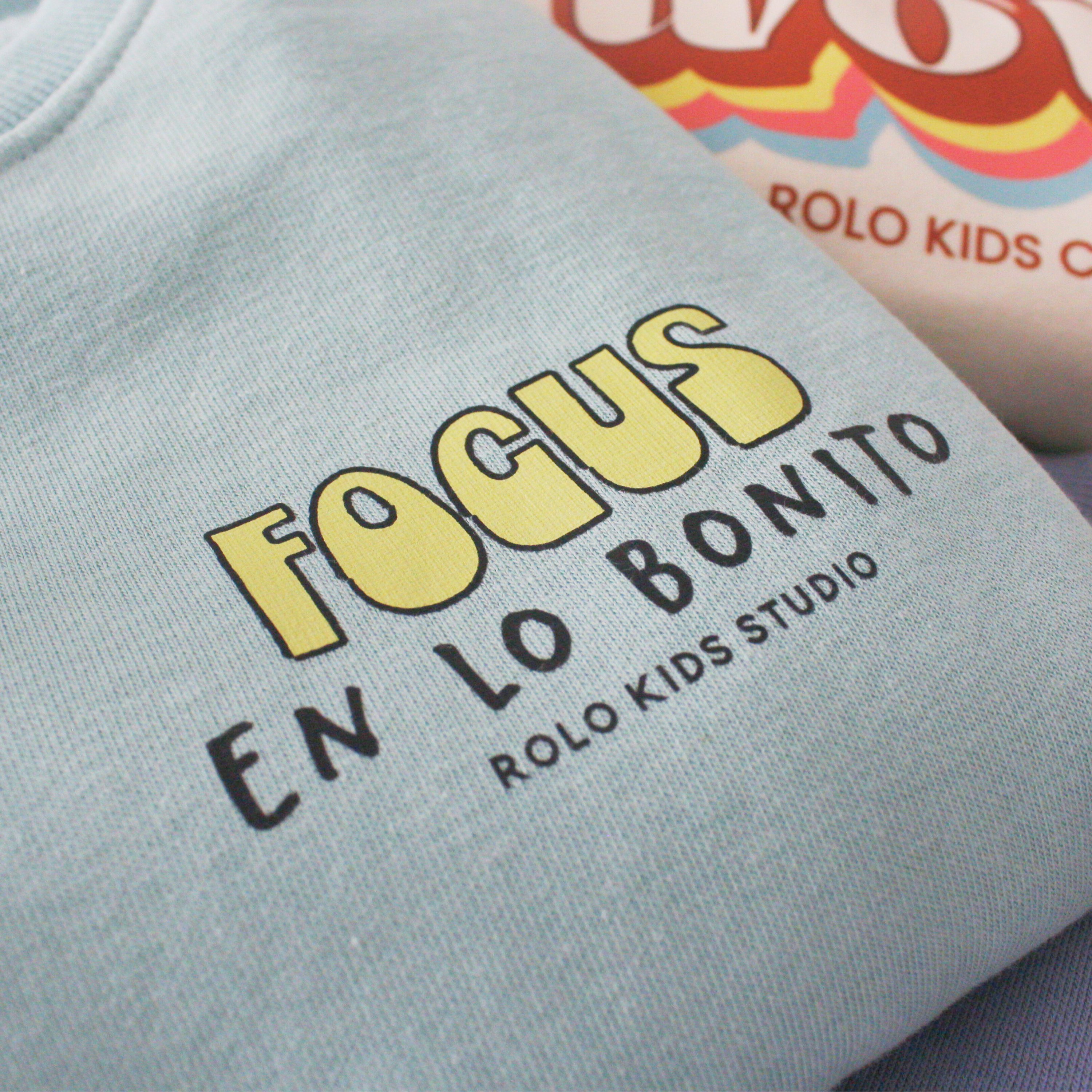 Sudadera infantil 'Focus en lo bonito' – Ropa con mensaje para niños 1