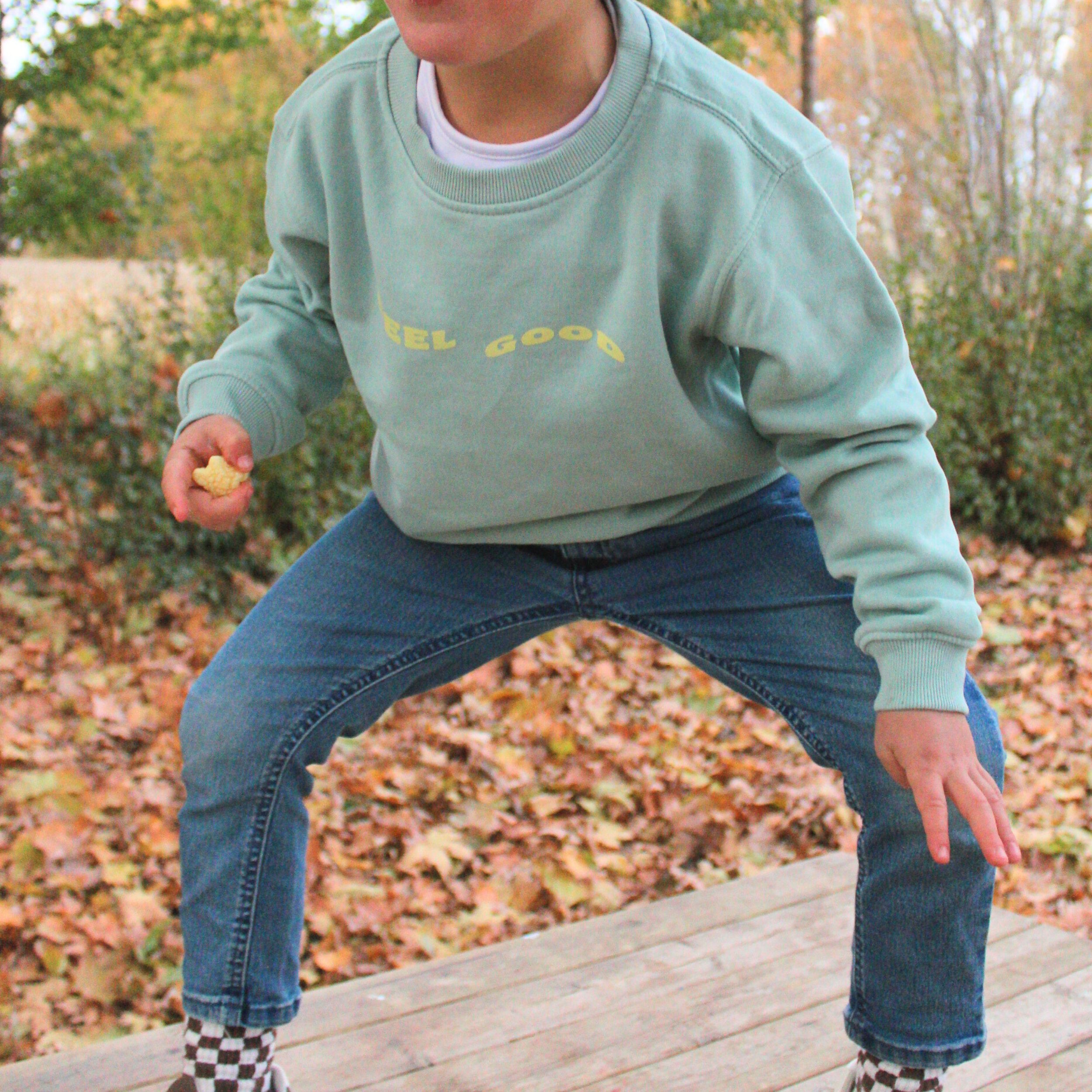 Sudadera infantil 'Feel Good' verde sage – Ropa divertida para niños 6