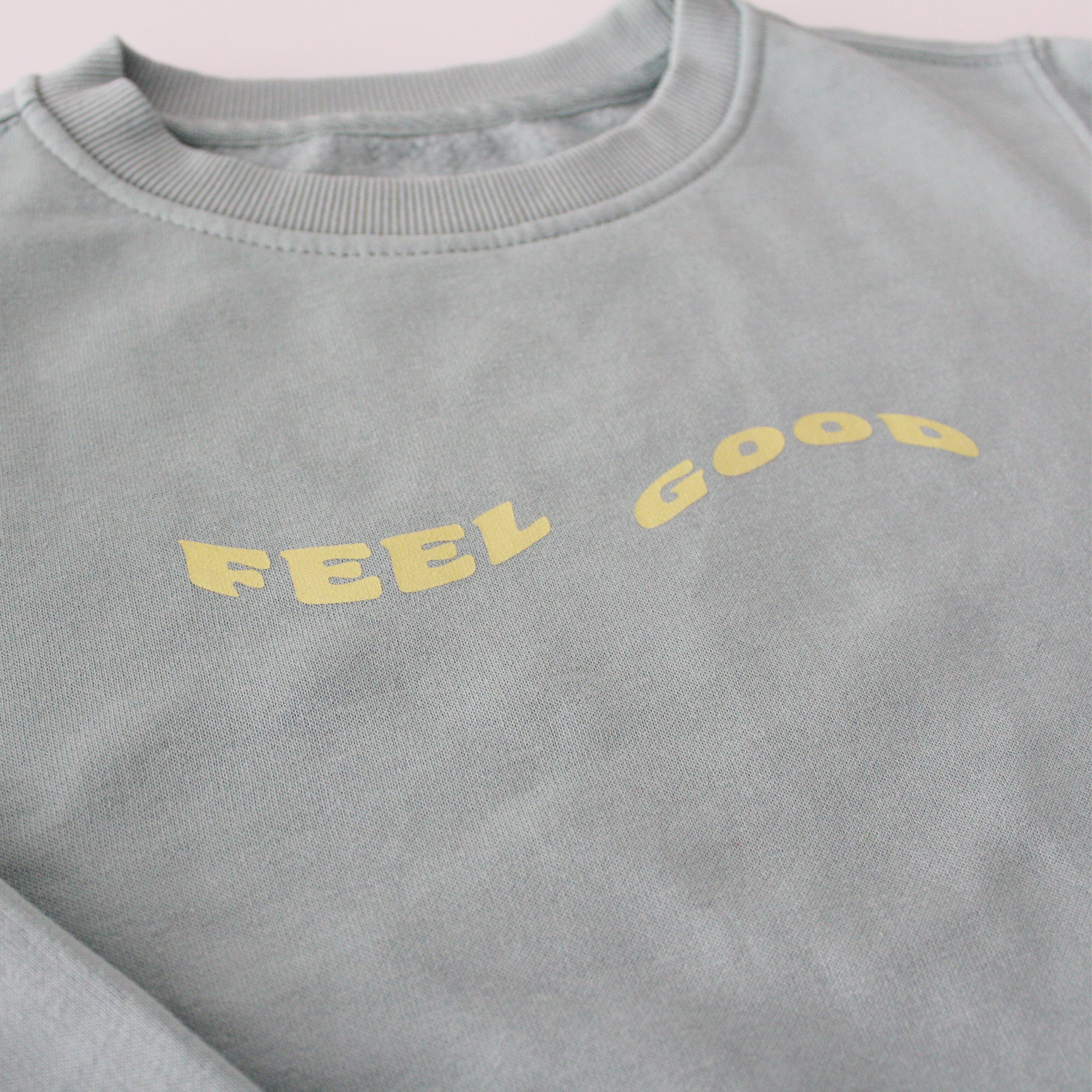 Sudadera infantil 'Feel Good' verde sage – Ropa divertida para niños 11