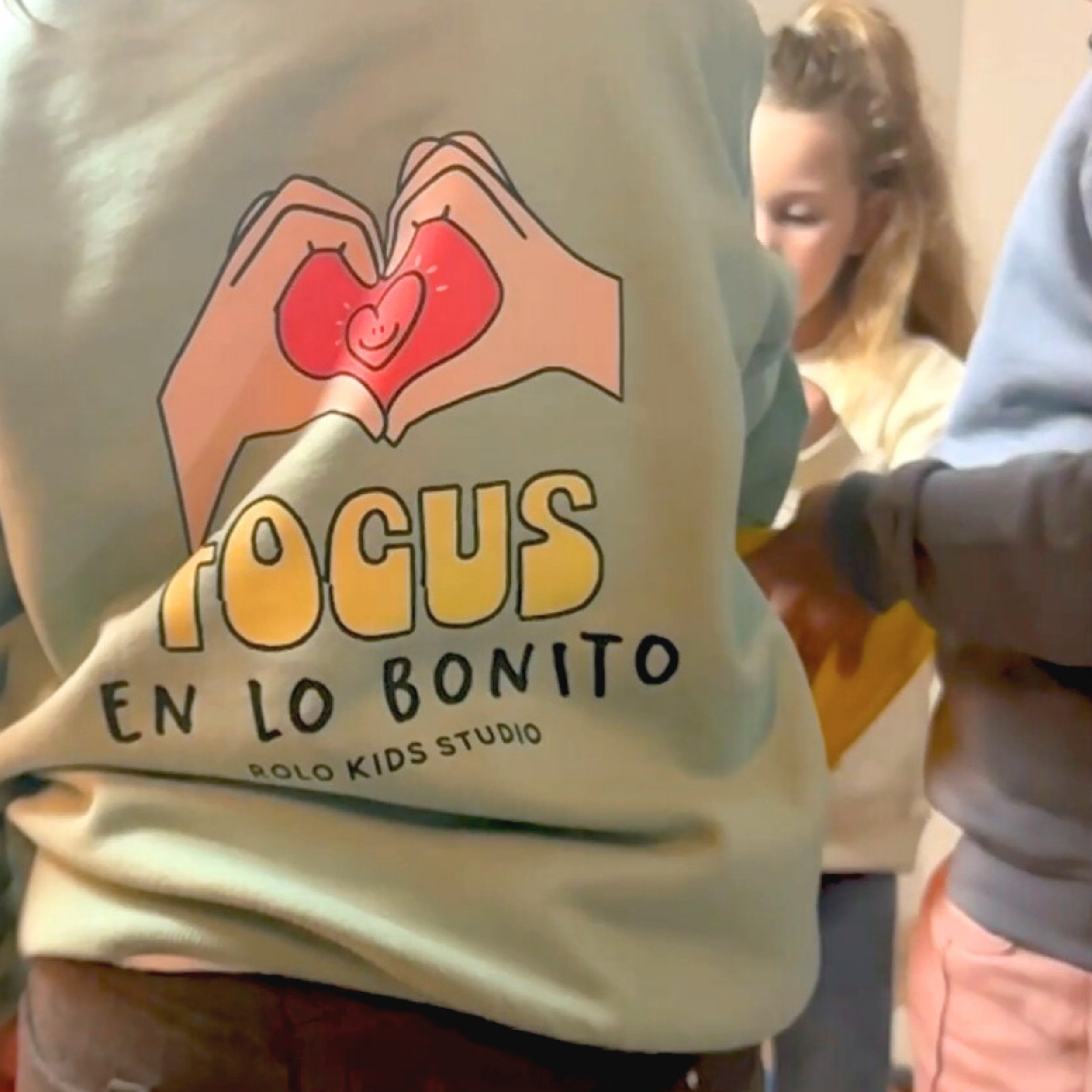 Sudadera infantil 'Focus en lo bonito' – Ropa con mensaje para niños 2