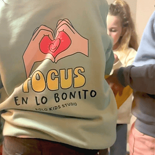 Sudadera infantil 'Focus en lo bonito' – Ropa con mensaje para niños