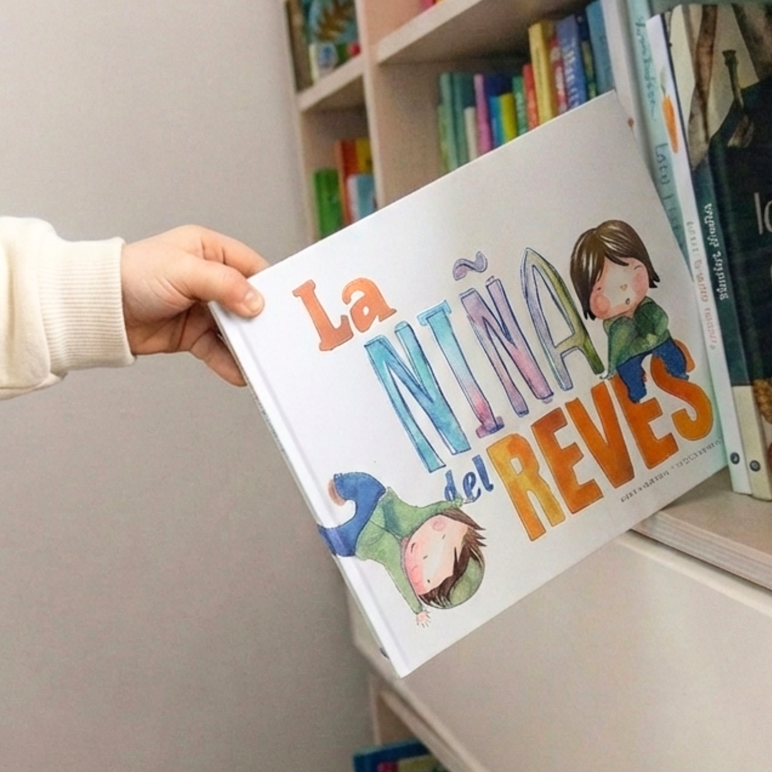 La niña del revés - Cuento ilustrado sobre estereotipos de la infancia 1