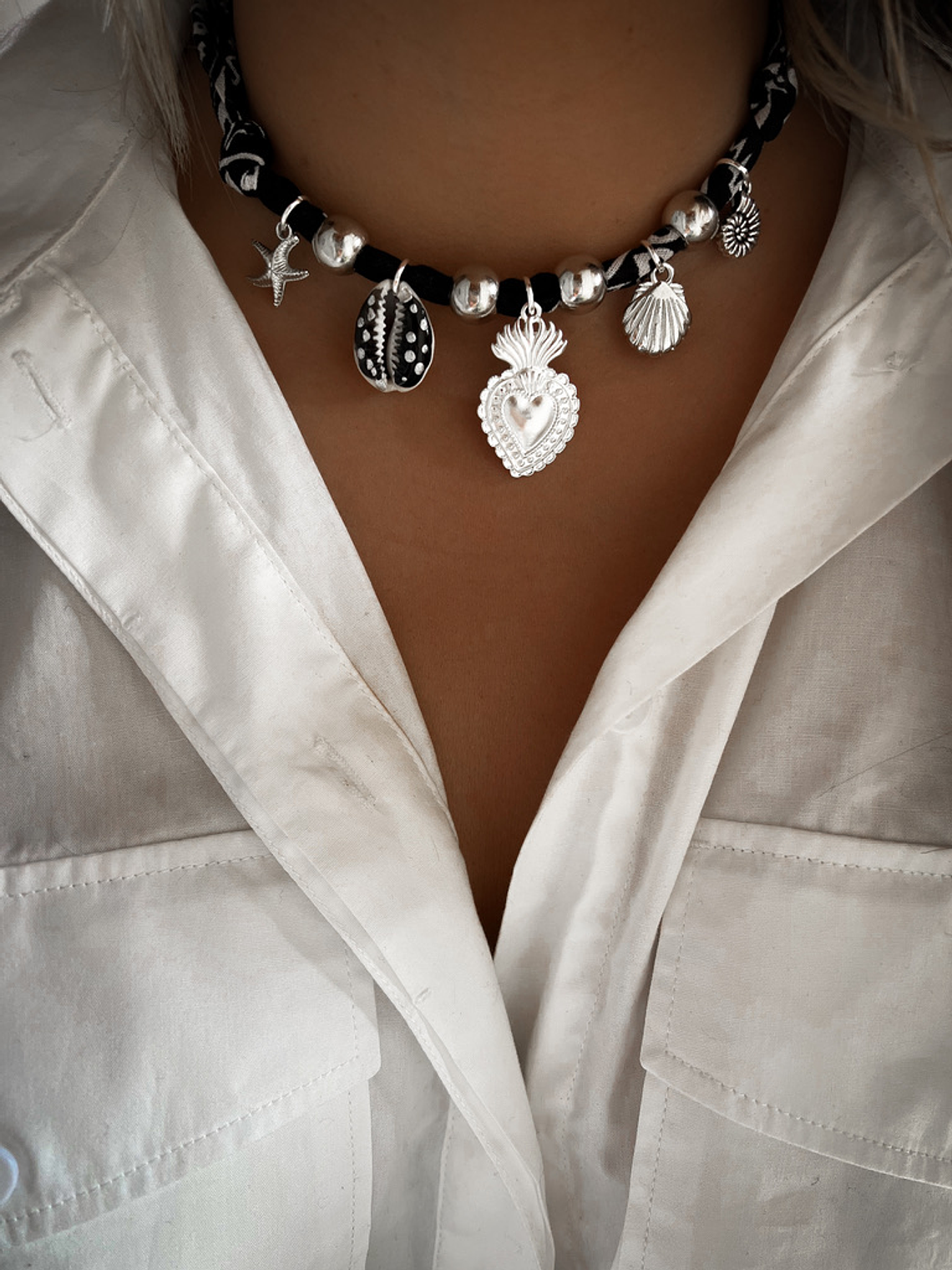 collar black beach 1