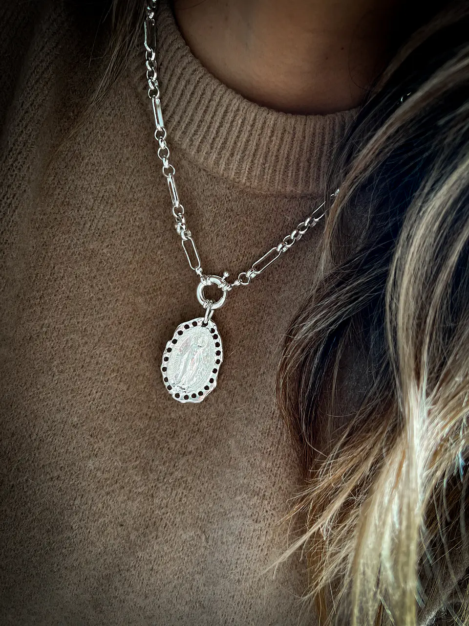 collar virgen plata 3