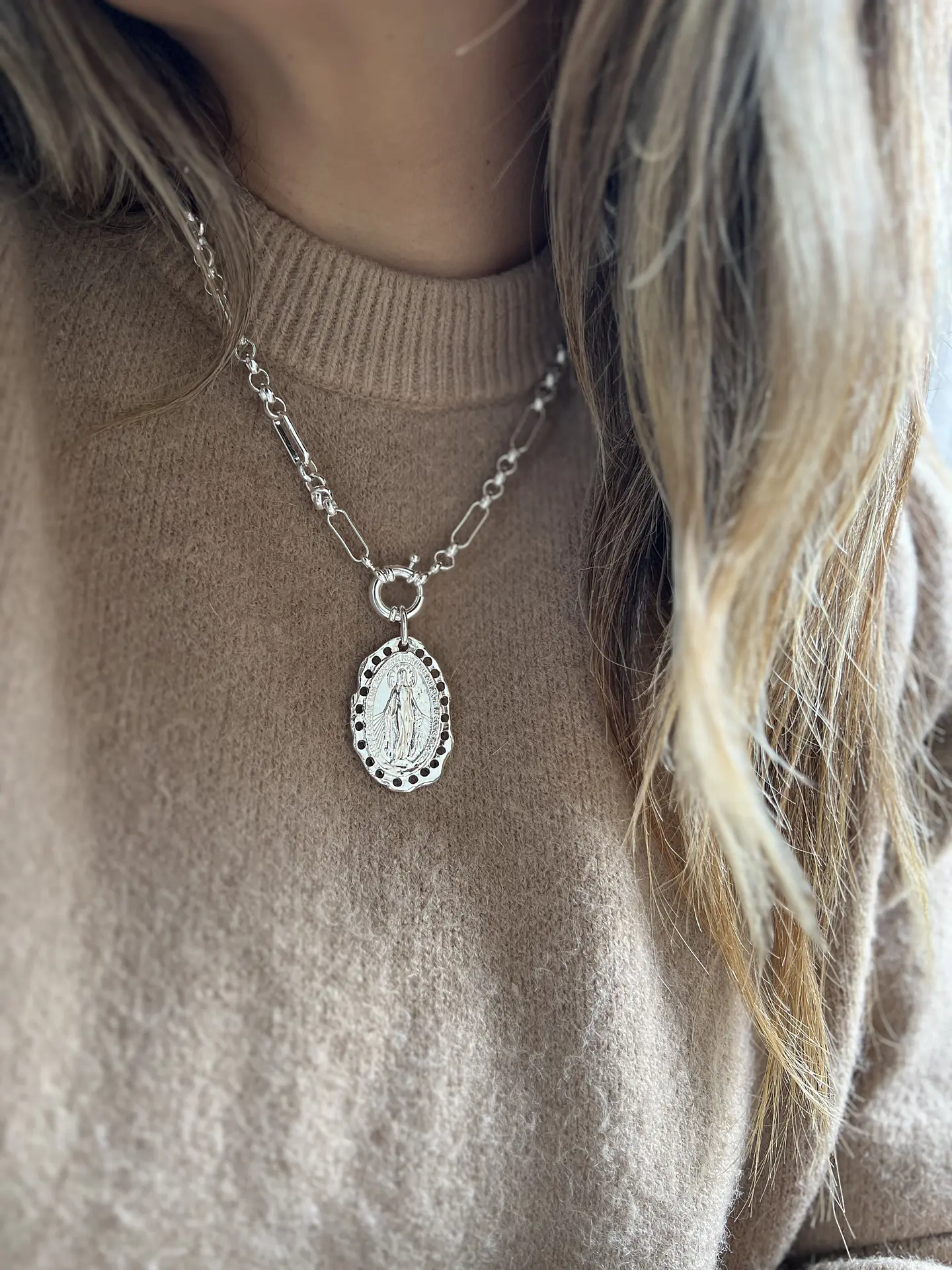 collar virgen plata 6