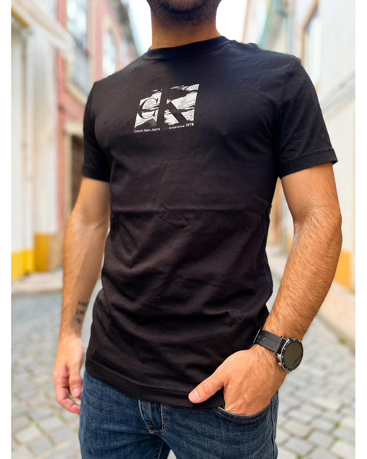 T-shirt com Logo Estampado Preto - Calvin Klein 