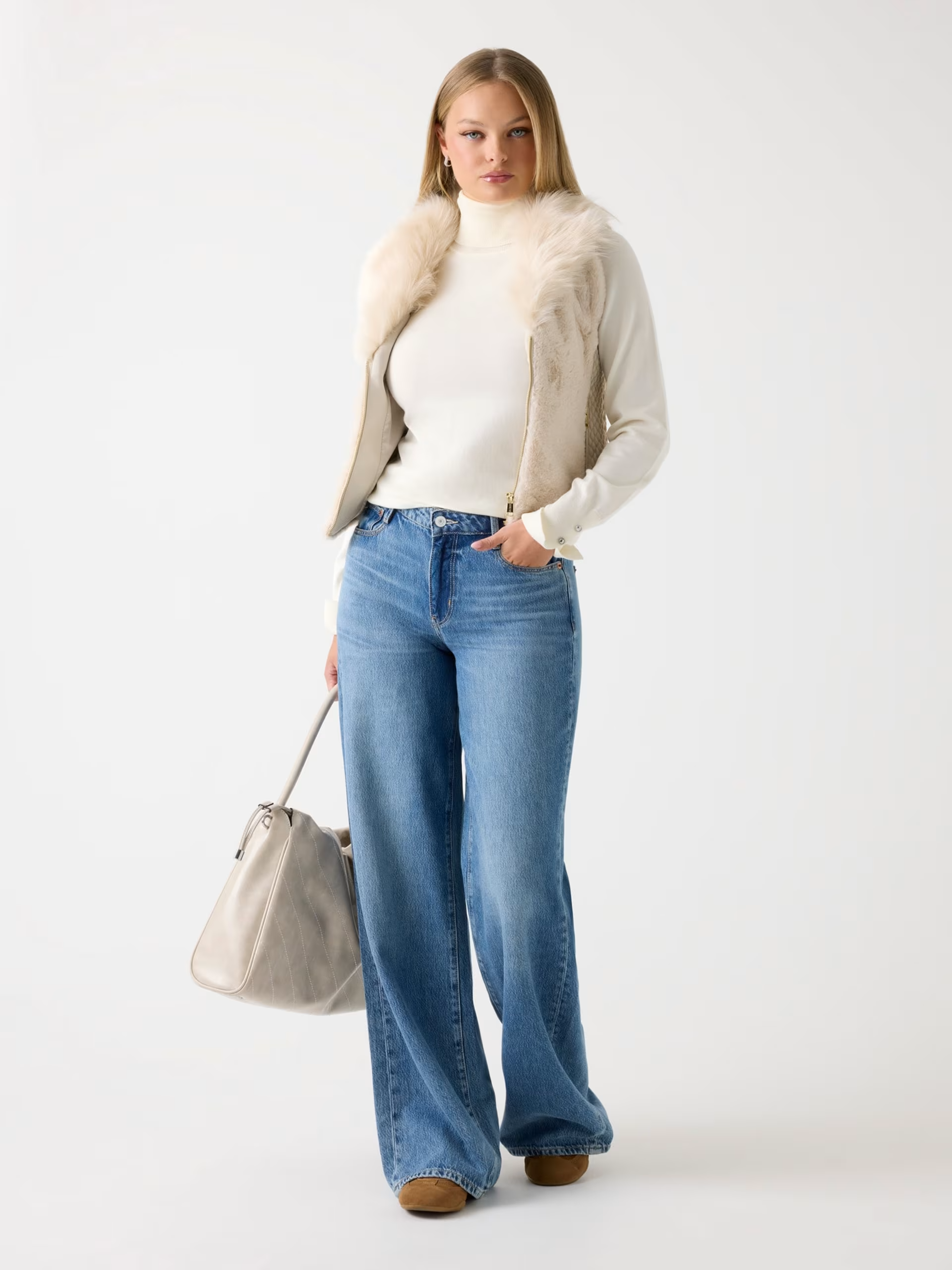 Colete Amari com Pelo Branco - Guess 3