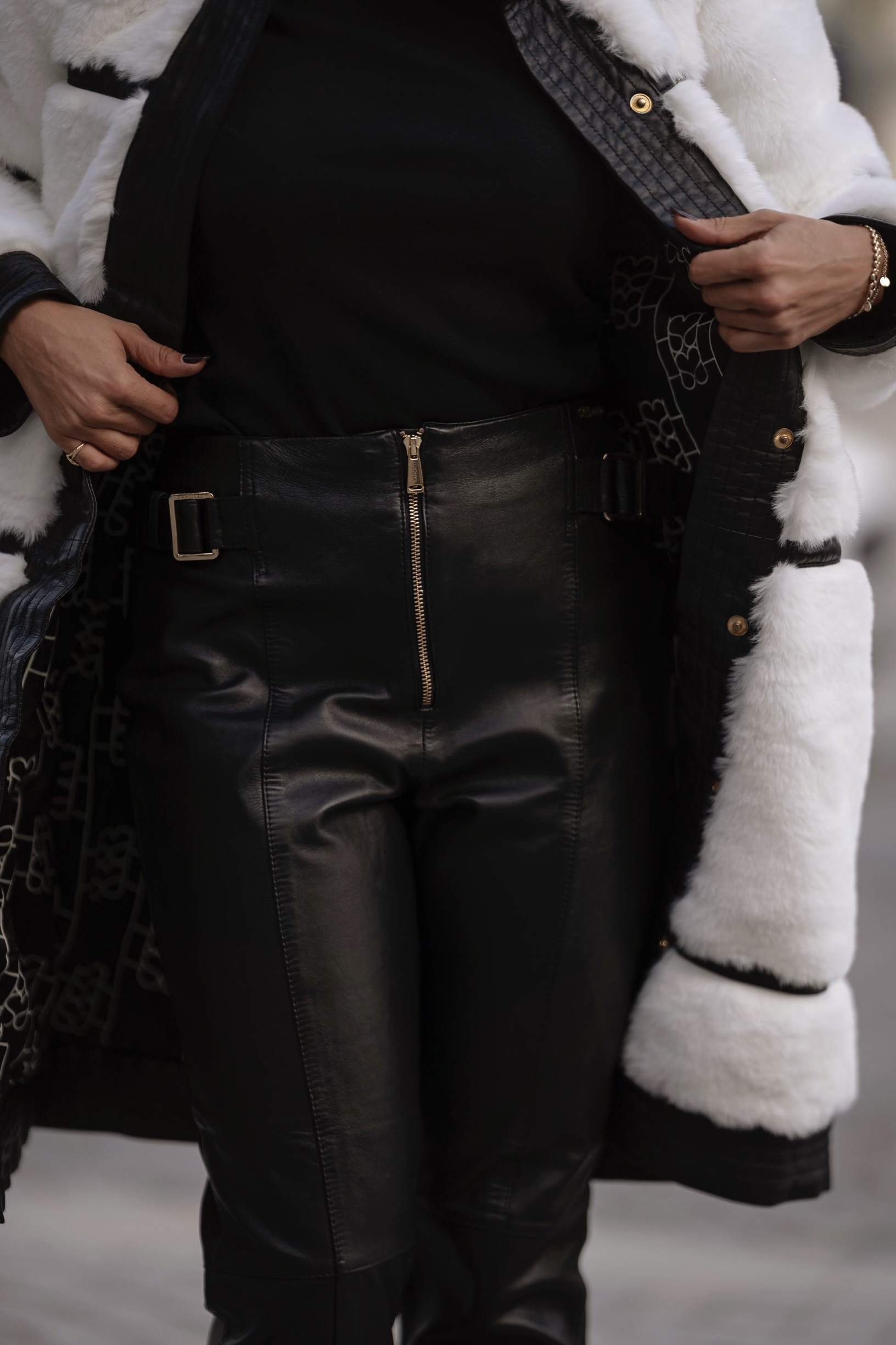 Calças em Pele Preto - SAHOCO 2