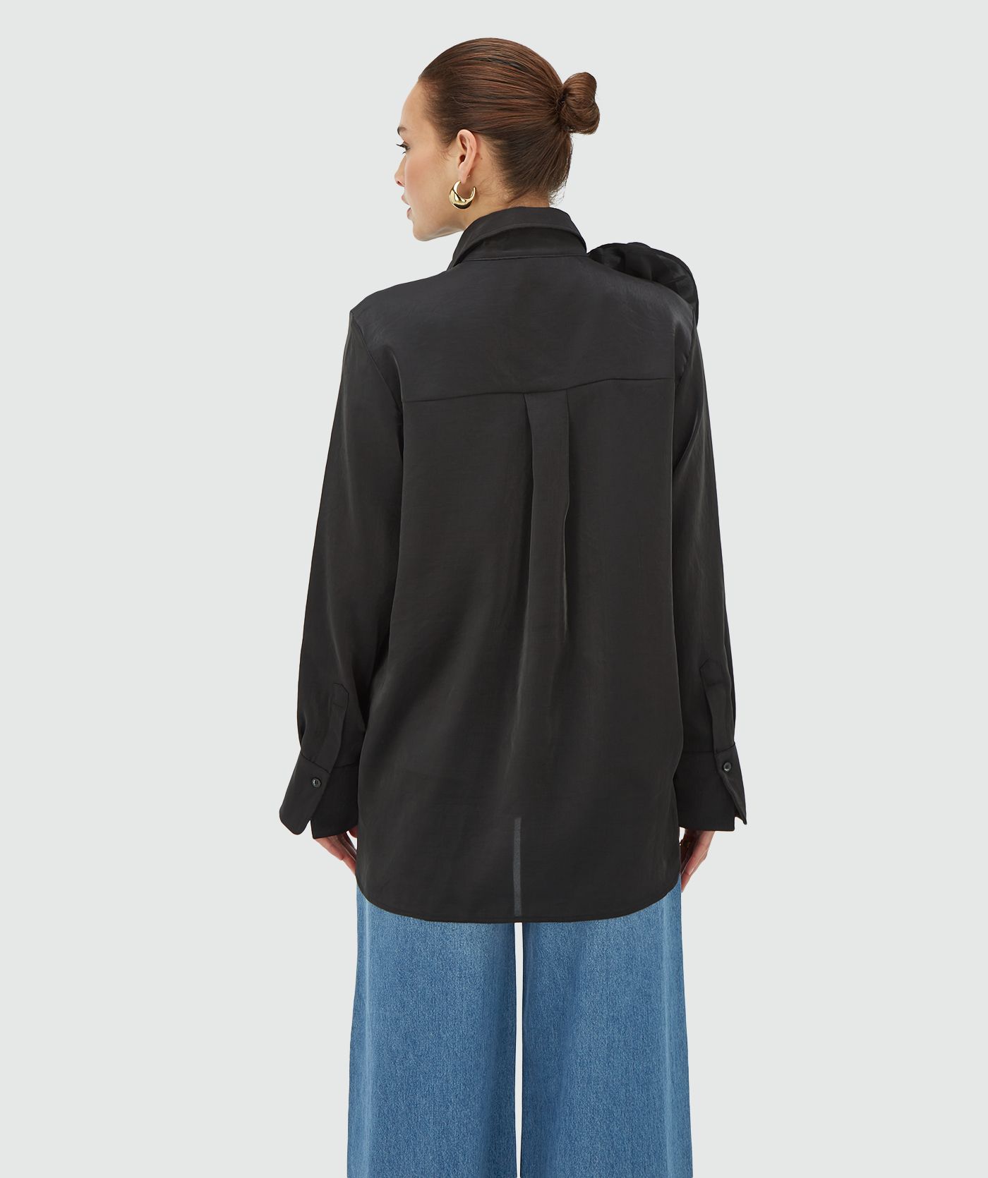 Camisa com Flor BRISA Preto - Josh V 5