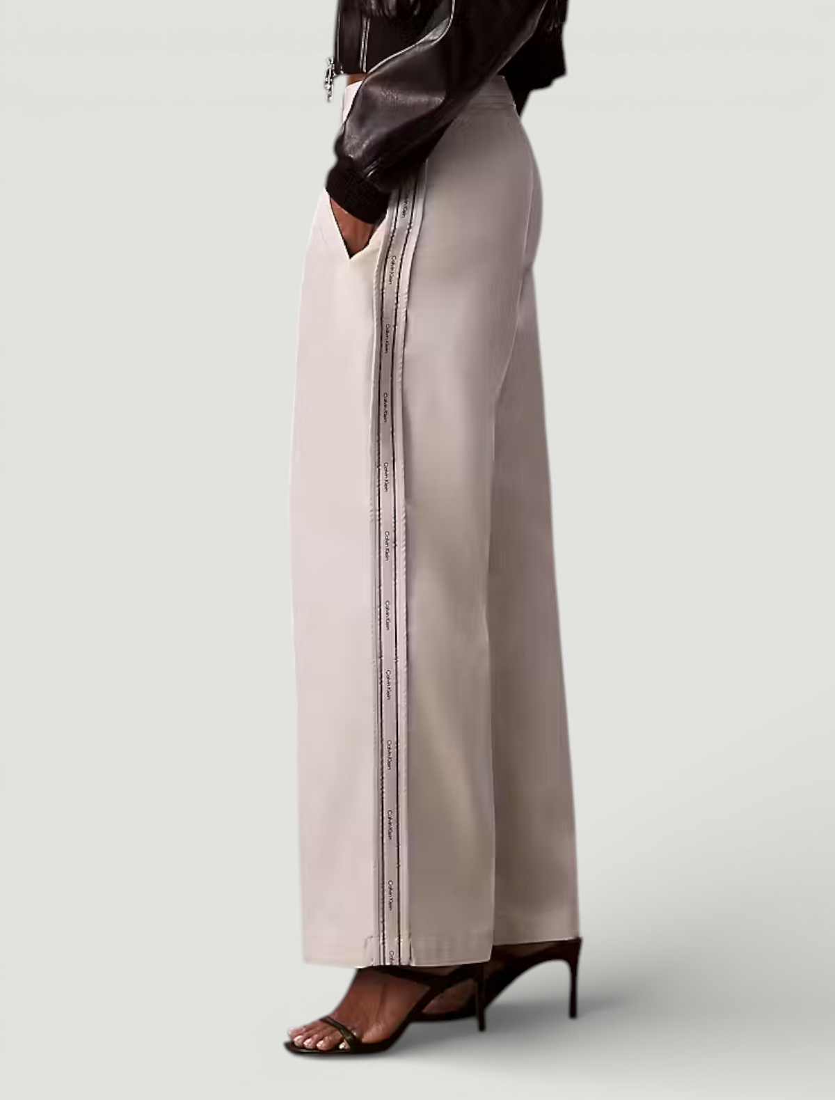 Calças Largas com Tape Lateral Bege - Calvin Klein 2