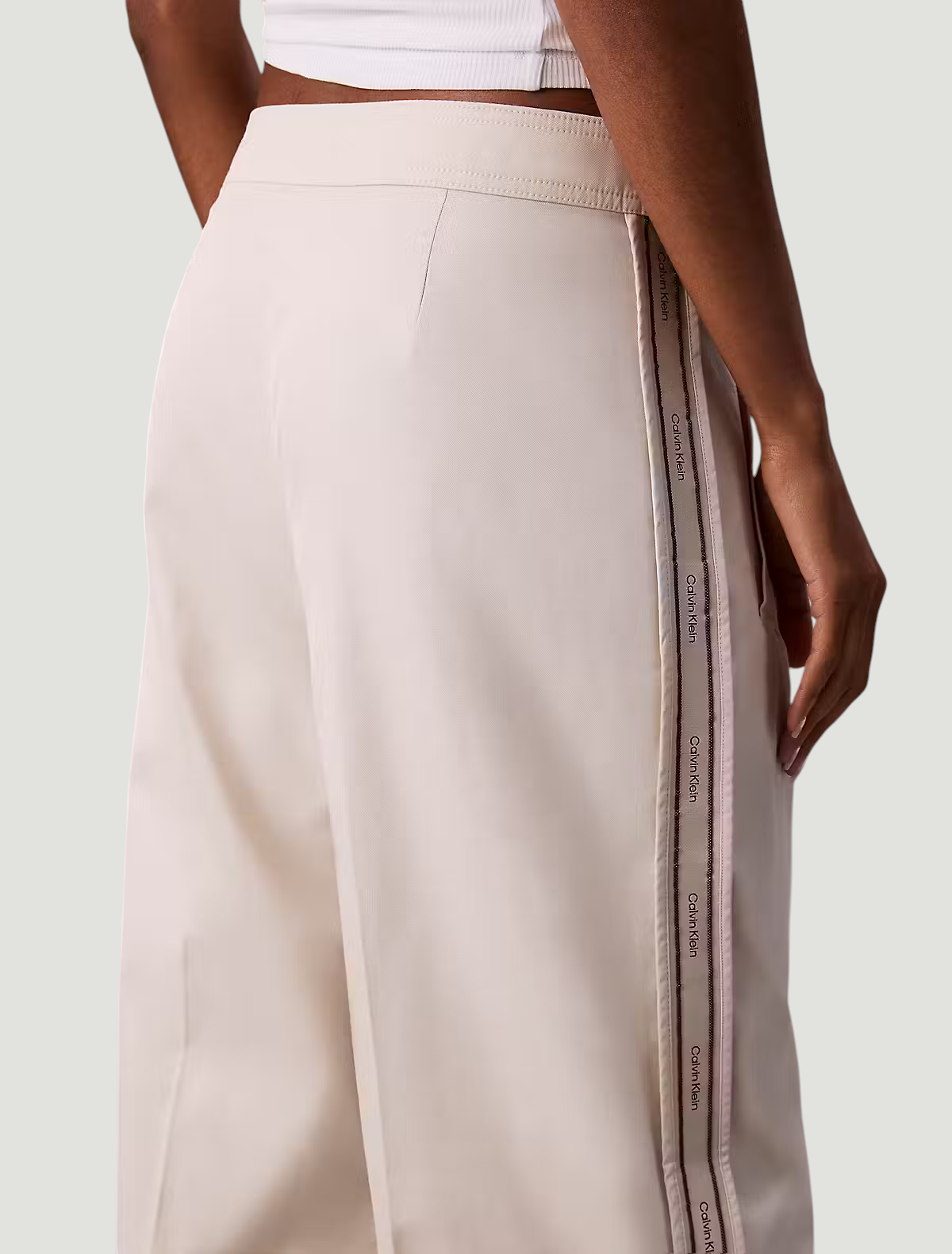 Calças Largas com Tape Lateral Bege - Calvin Klein 4