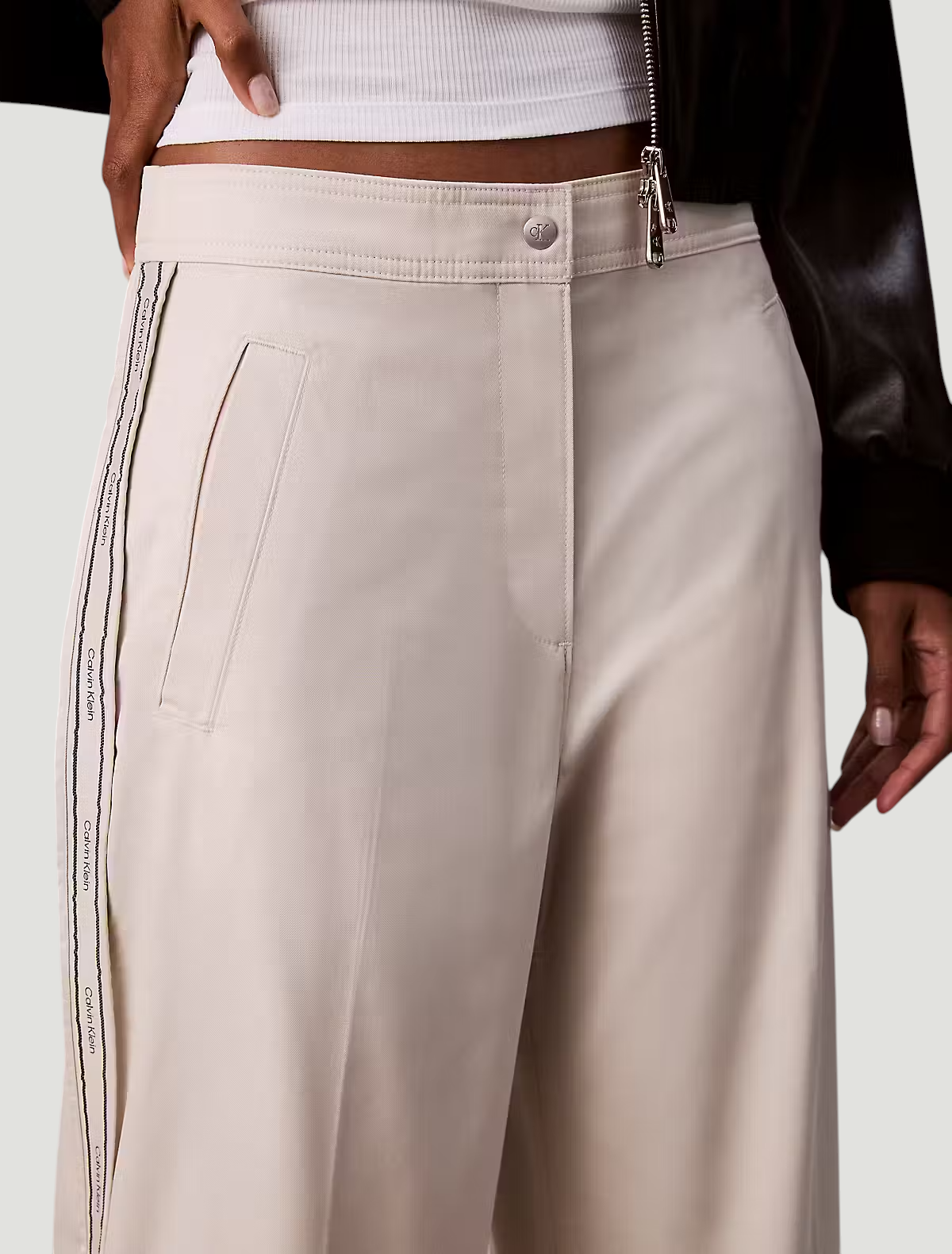 Calças Largas com Tape Lateral Bege - Calvin Klein 6