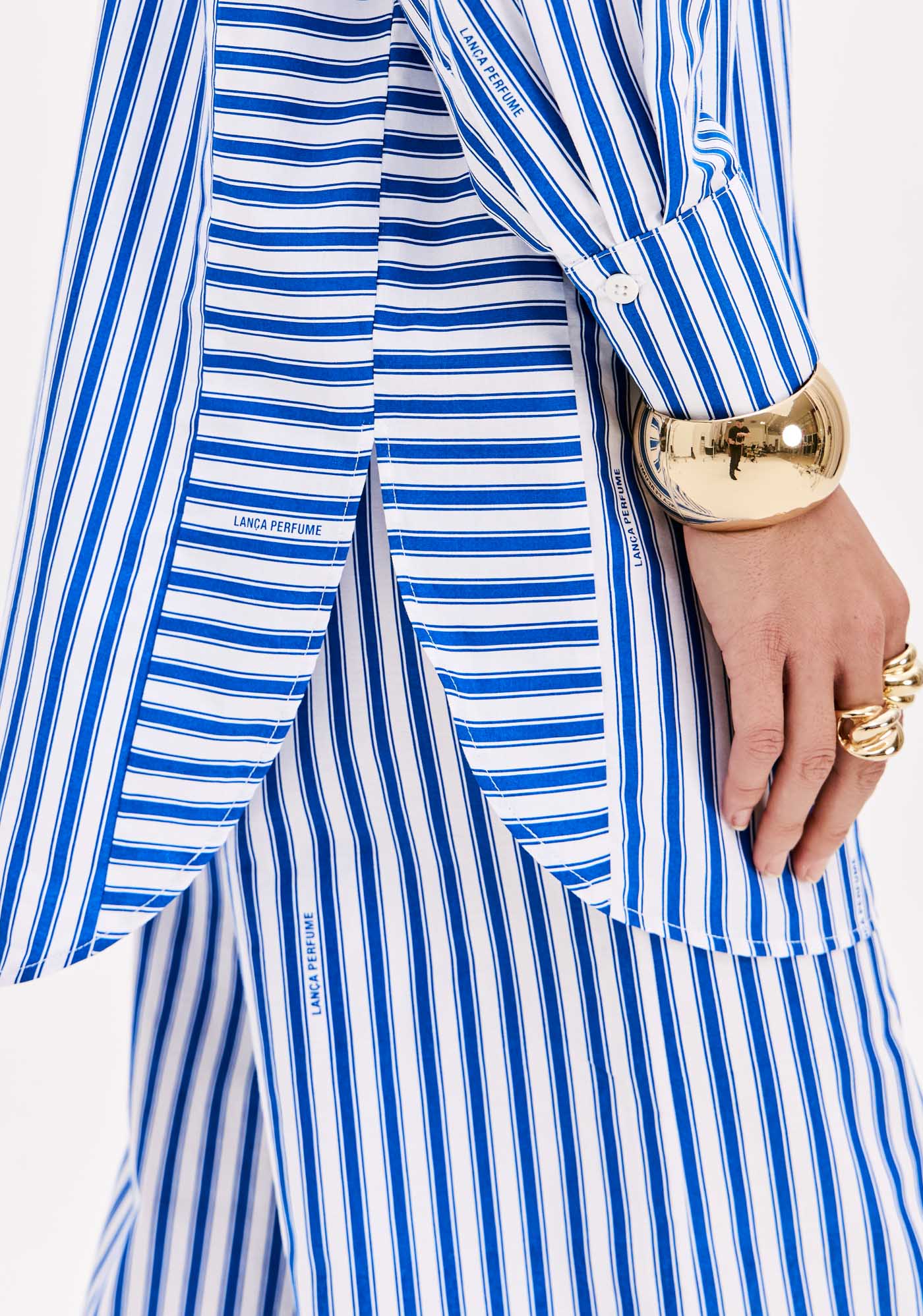 Camisa Oversized Riscas Azuis e Brancas - Lança Perfume 4