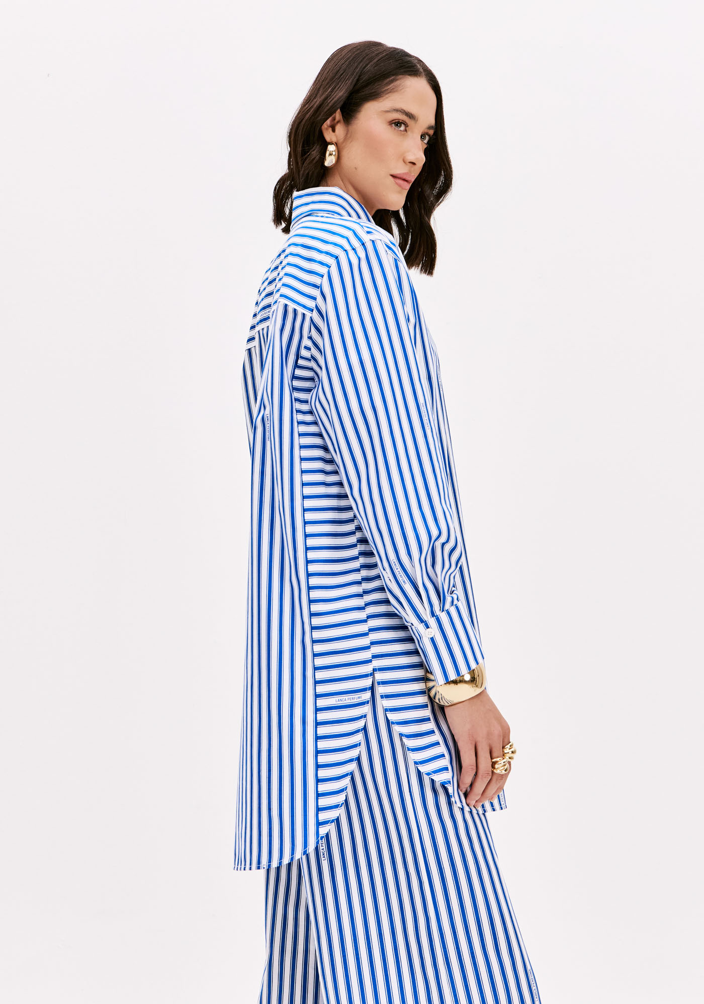 Camisa Oversized Riscas Azuis e Brancas - Lança Perfume 3