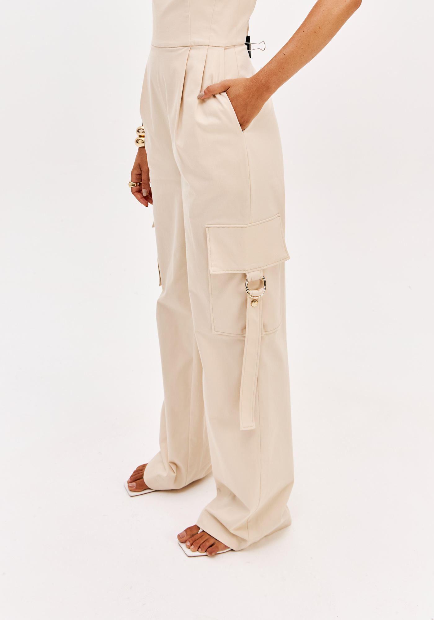 Macacão de Alças Cargo Bege - Lança Perfume  3