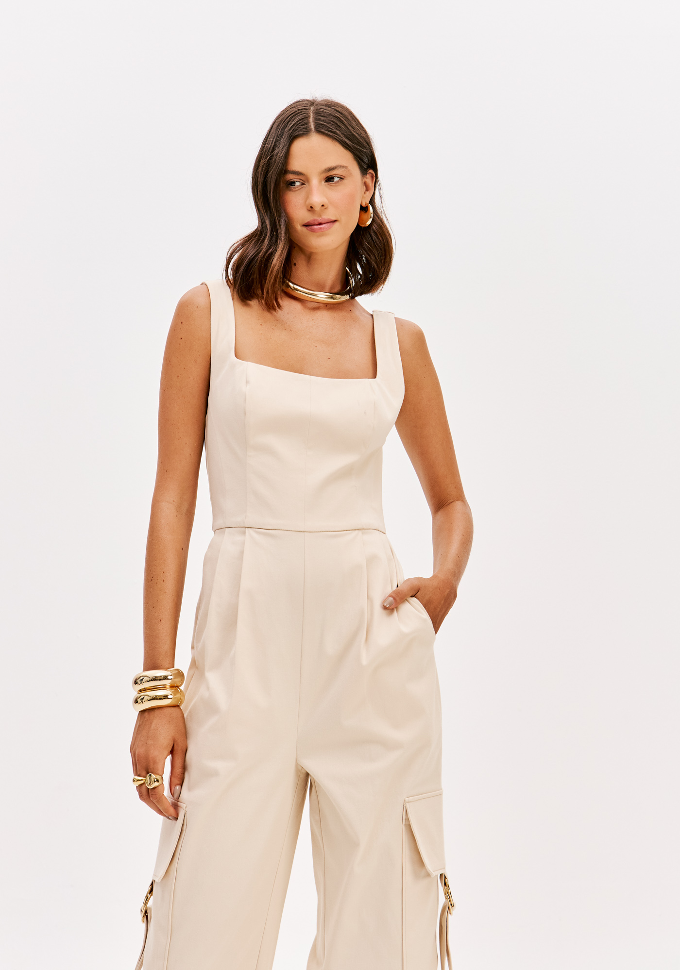 Macacão de Alças Cargo Bege - Lança Perfume  4