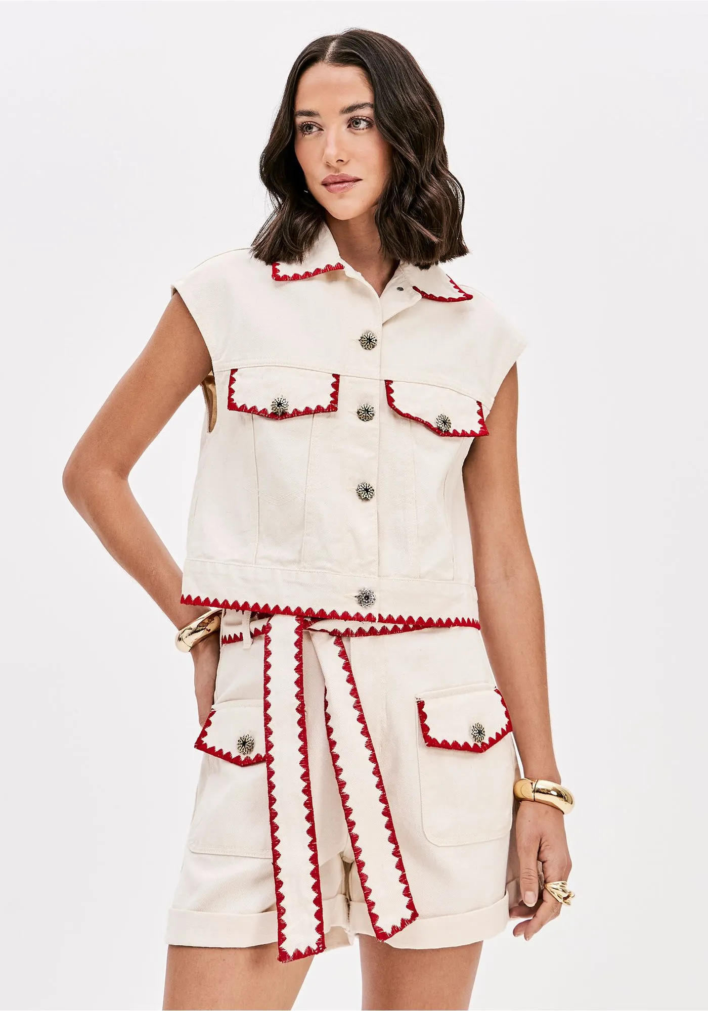 Colete Sarja Branco com Bordado Vermelho - Lança Perfume  1