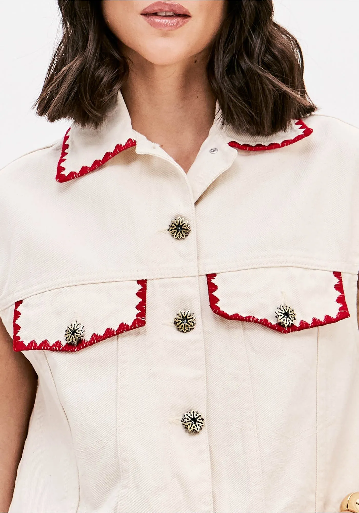 Colete Sarja Branco com Bordado Vermelho - Lança Perfume  4