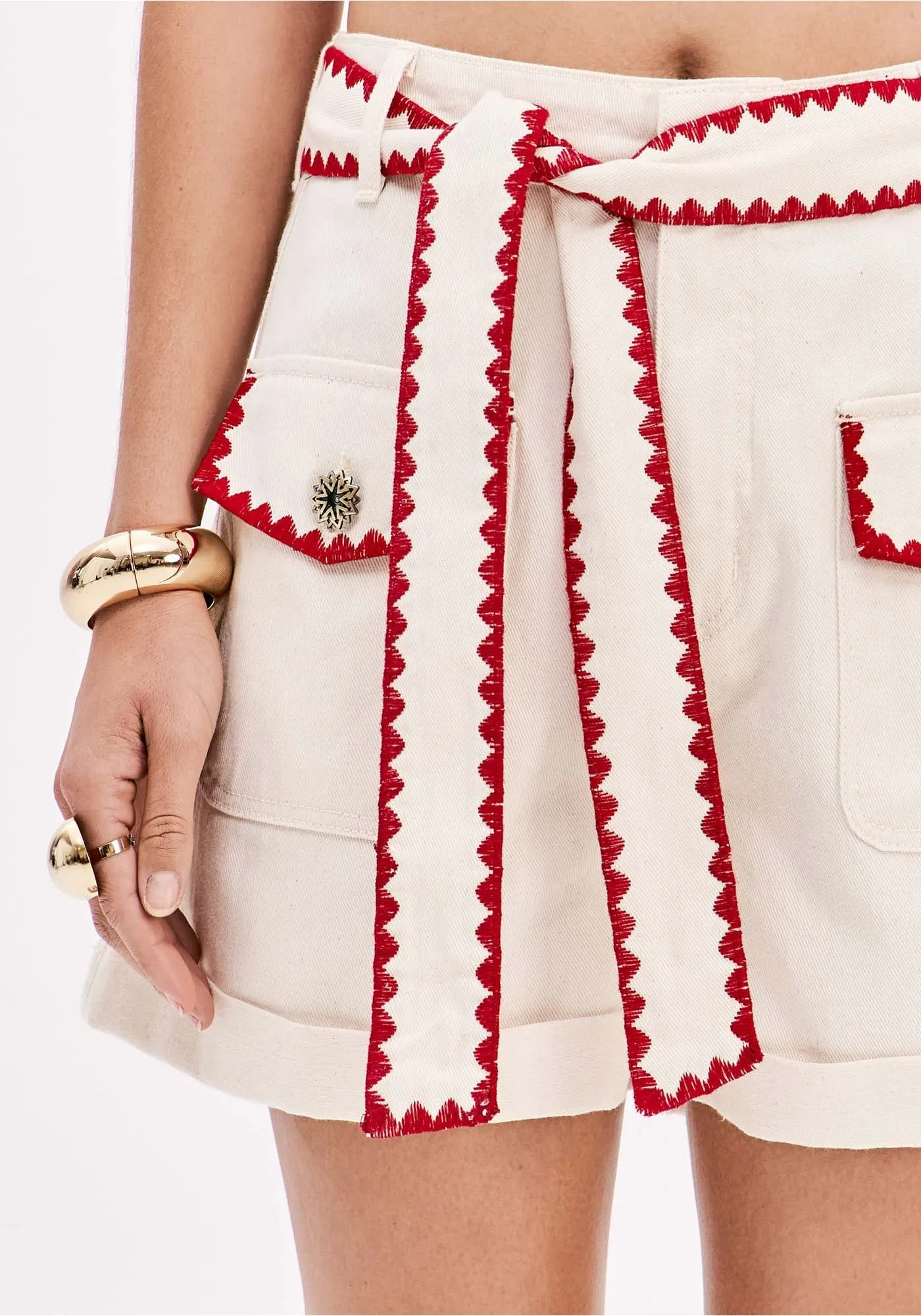 Calções Sarja Branco com Bordado Vermelho - Lança Perfume  2