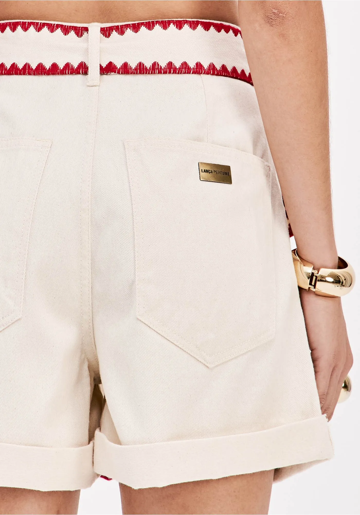 Calções Sarja Branco com Bordado Vermelho - Lança Perfume  4