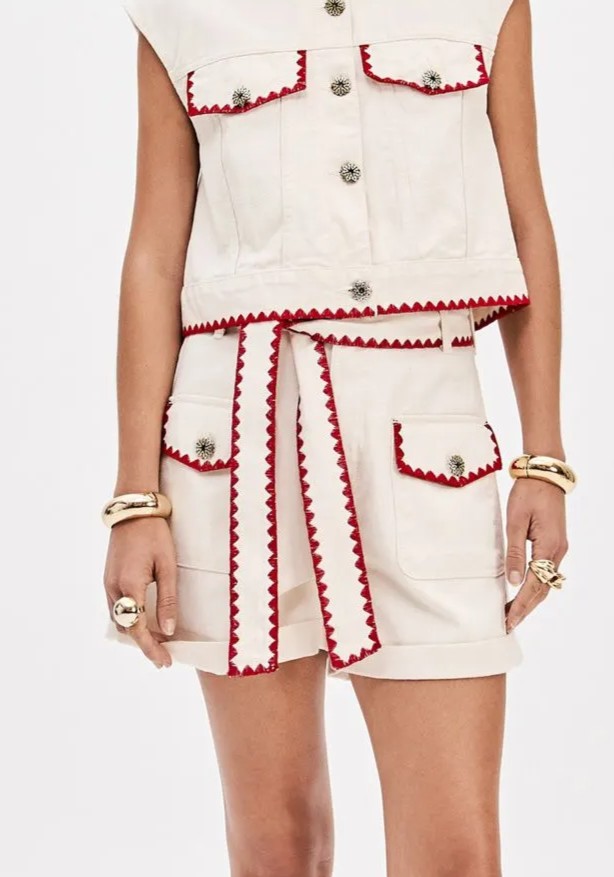 Calções Sarja Branco com Bordado Vermelho - Lança Perfume  1