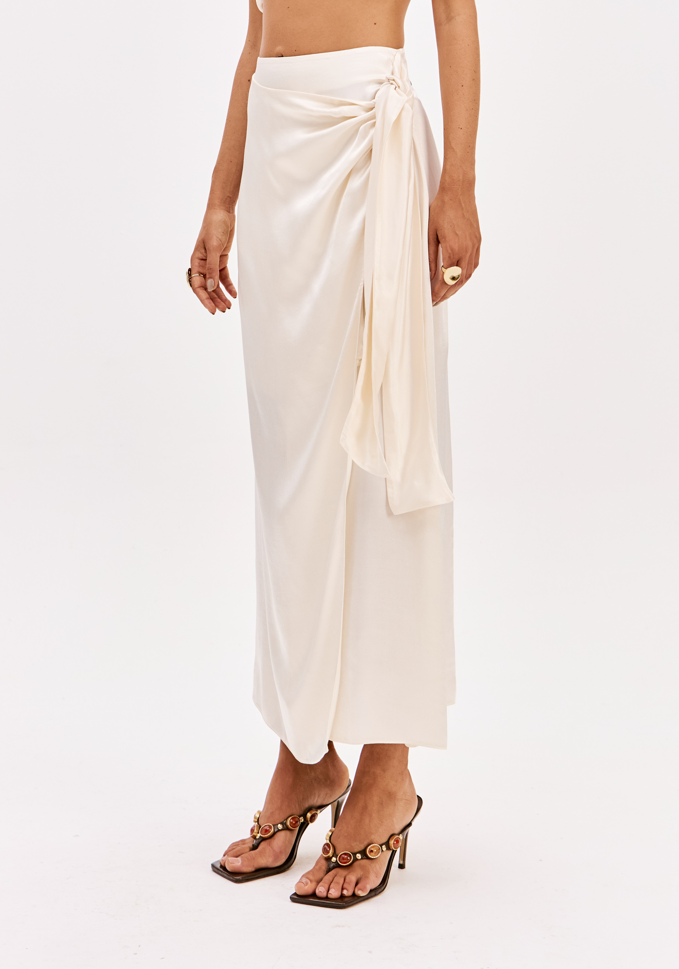 Saia Comprida Acetinada Creme - Lança Perfume 1