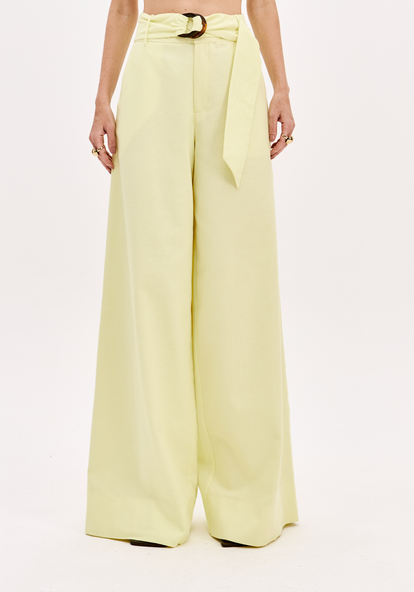 Calças Largas com Cinto Amarelo - Lança Perfume 1