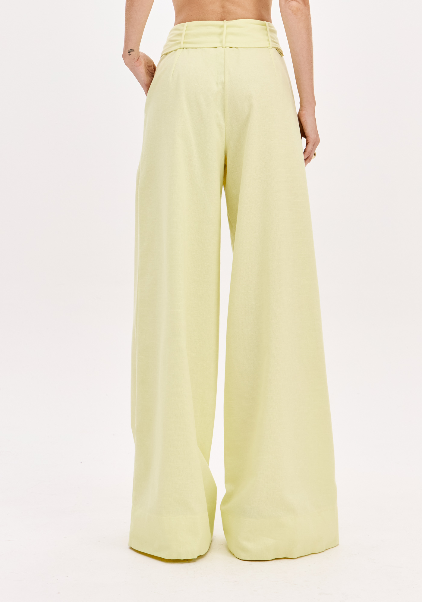 Calças Largas com Cinto Amarelo - Lança Perfume 4
