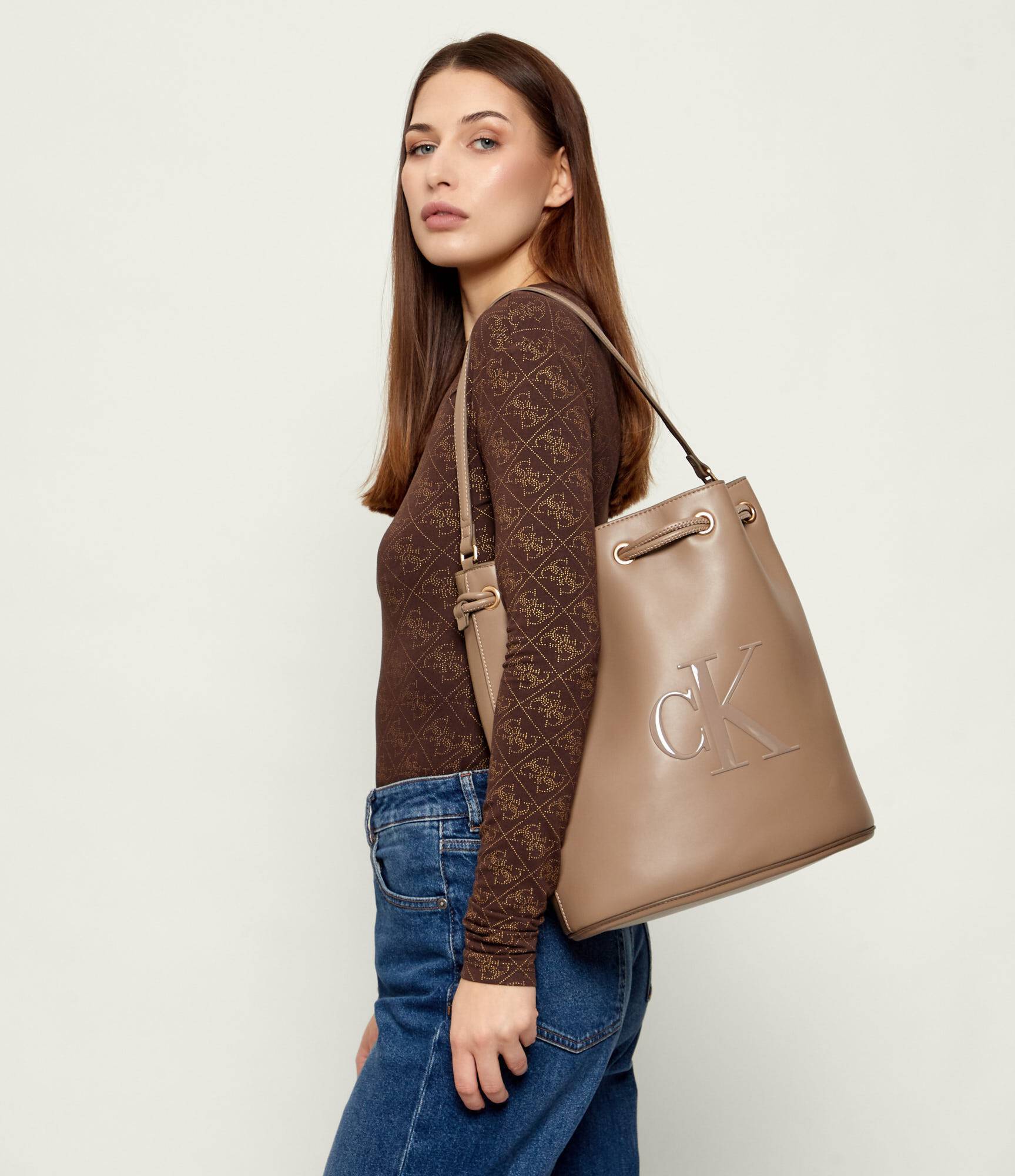 Bucket Grande de Ombro Bege - Calvin Klein  3