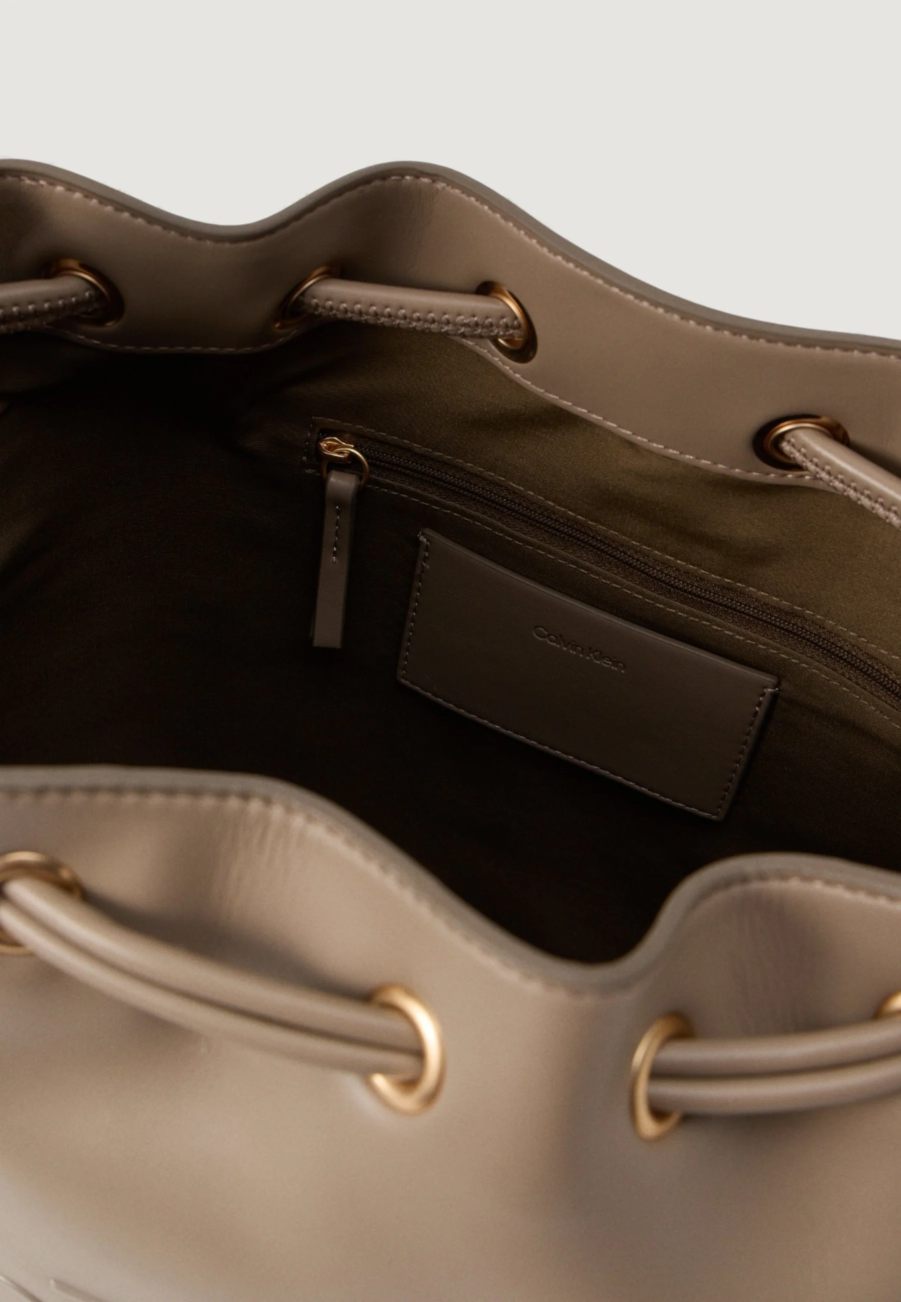 Bucket Grande de Ombro Bege - Calvin Klein  4